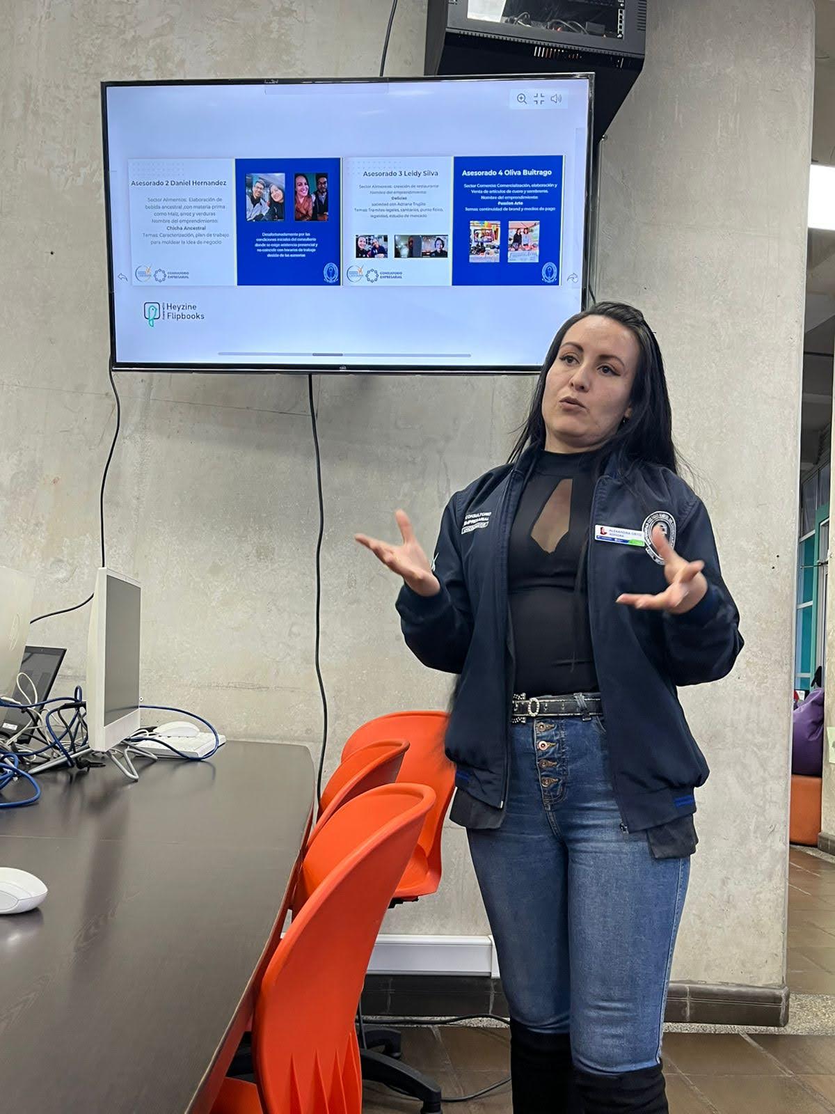 Yessica Alexandra Ortiz Soto presentando un proyecto ante un equipo